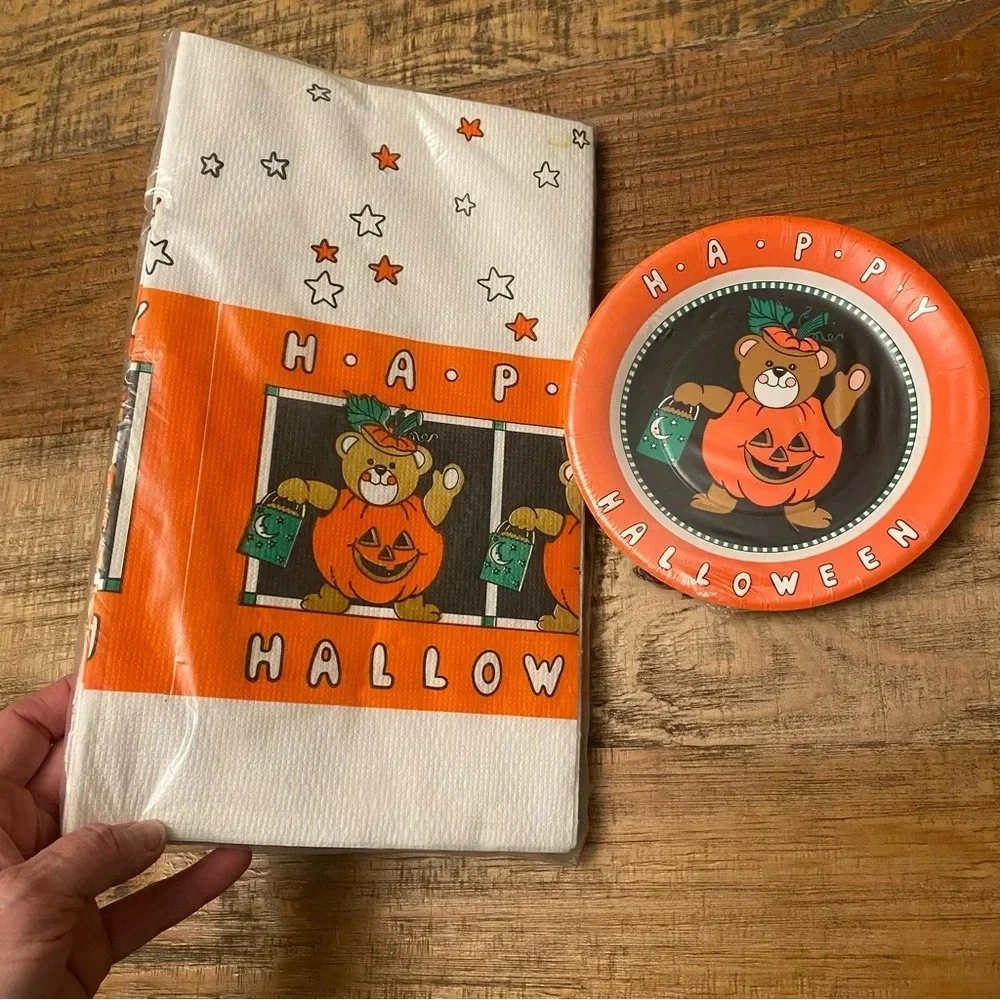 Vintage Halloween party set 2 pc plates and table cloth Artfaire brand